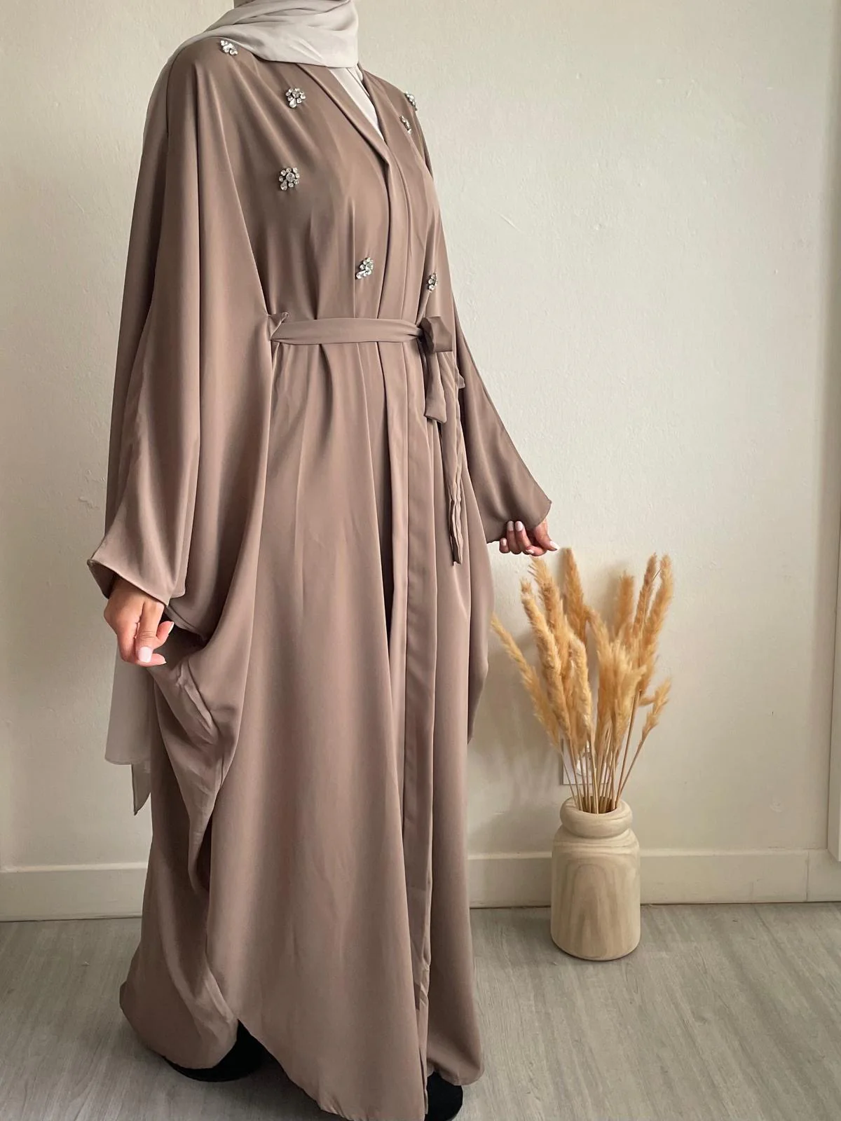 ABAYA TAUPE AVEC STRASS "MYRIAM" – Image 2