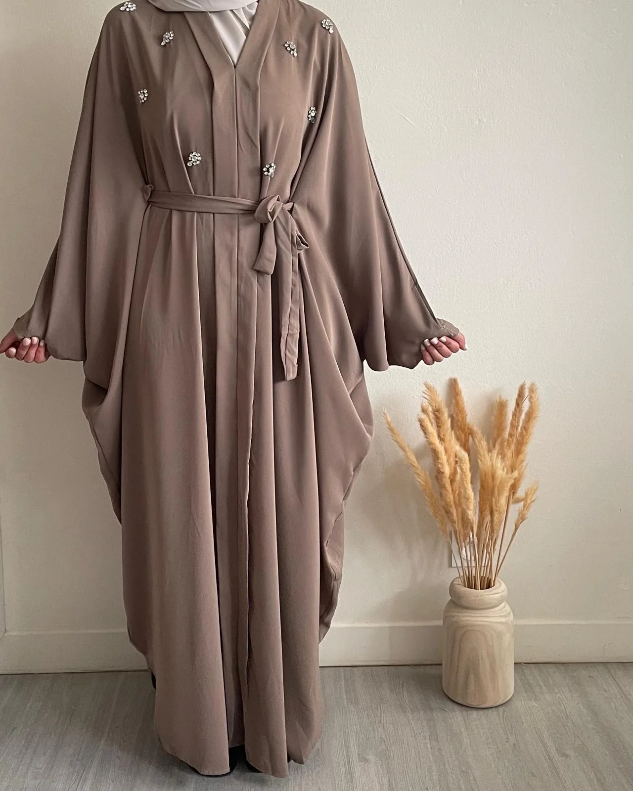 ABAYA TAUPE AVEC STRASS "MYRIAM" – Image 3