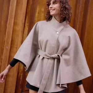 Cape en lainage avec ceinture et col montant